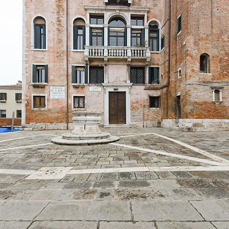 Queen Wally For Long * Venice